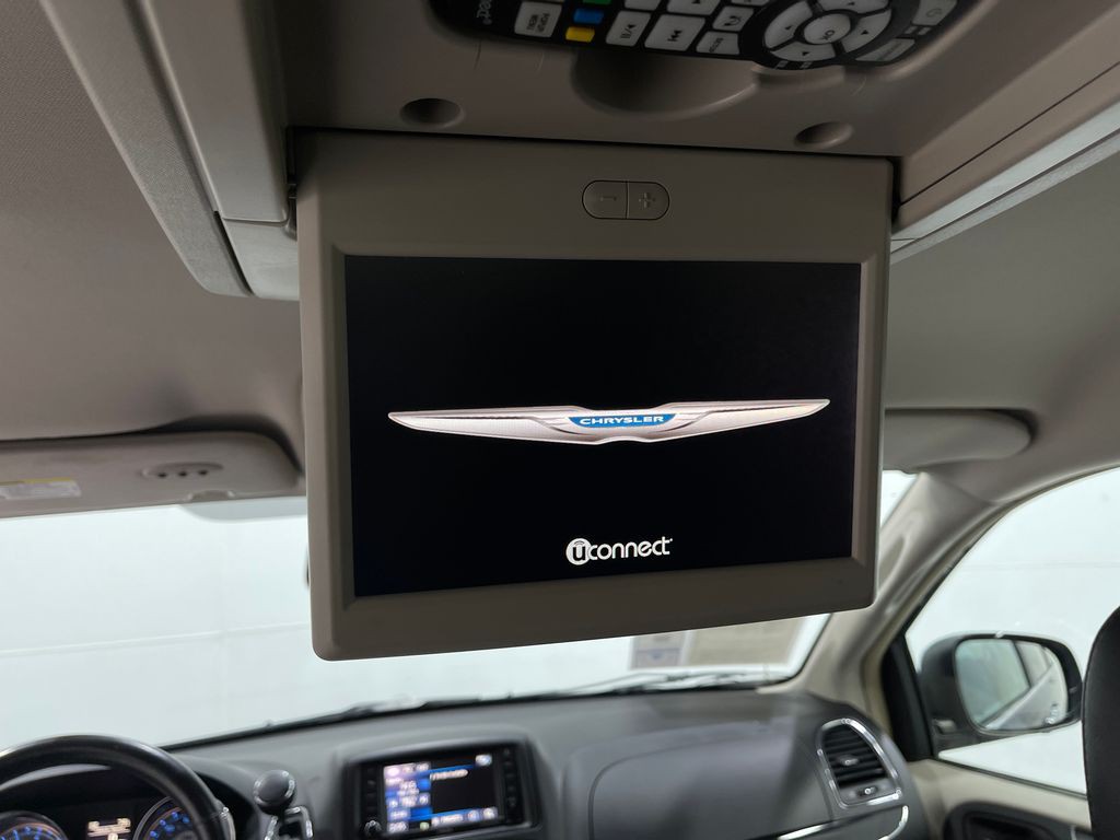2014 Chrysler Town & Country Image 11