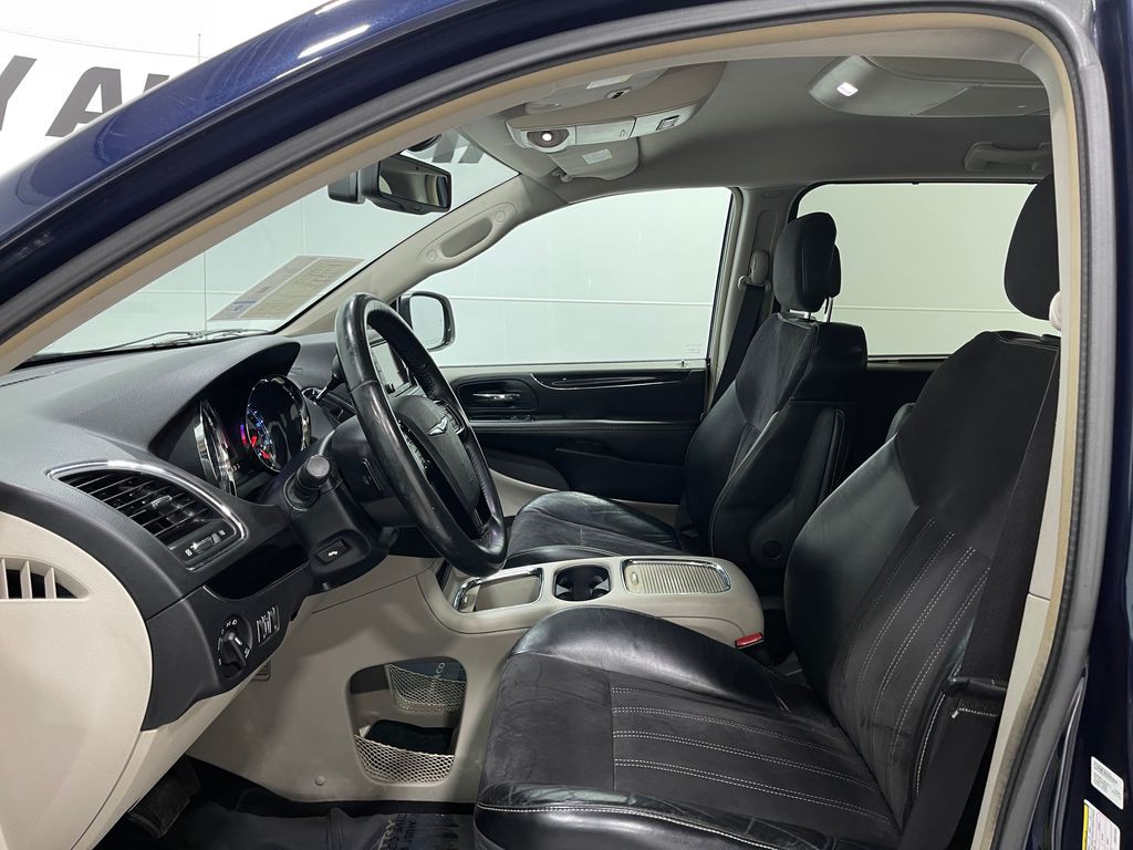 2014 Chrysler Town & Country Image 13