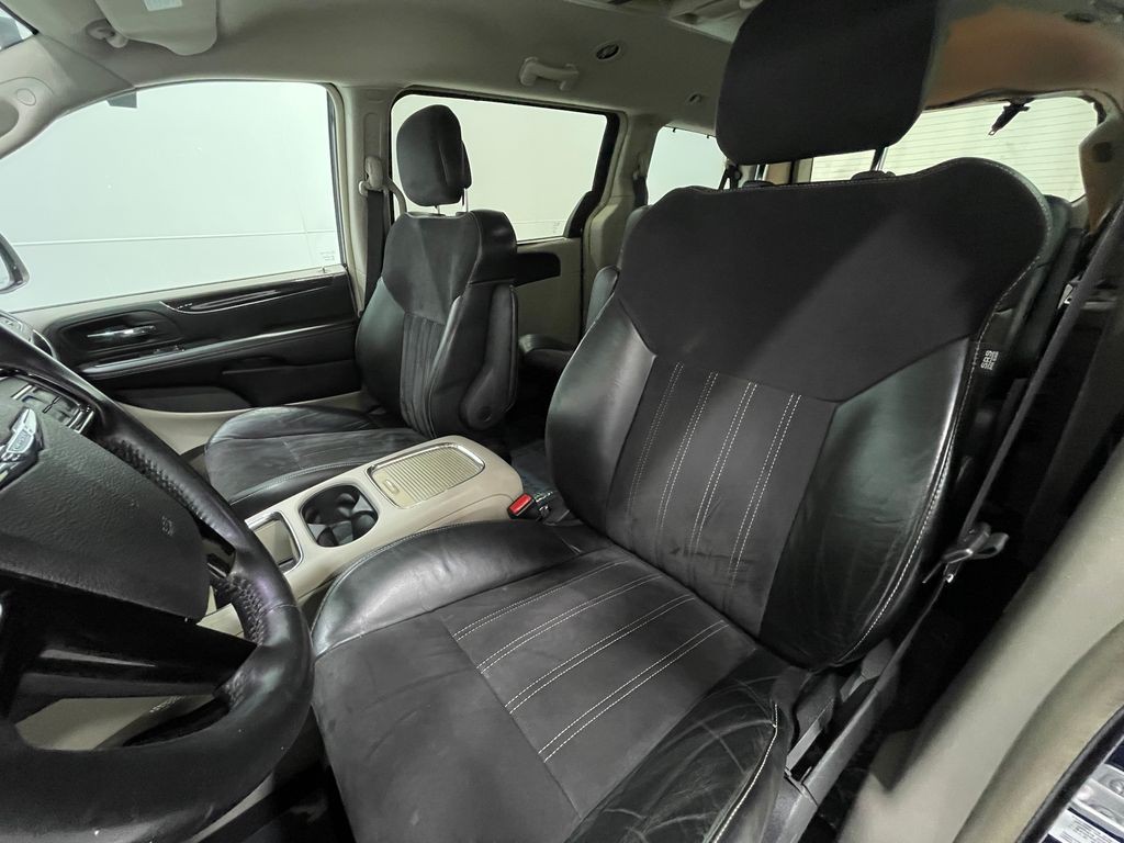 2014 Chrysler Town & Country Image 14