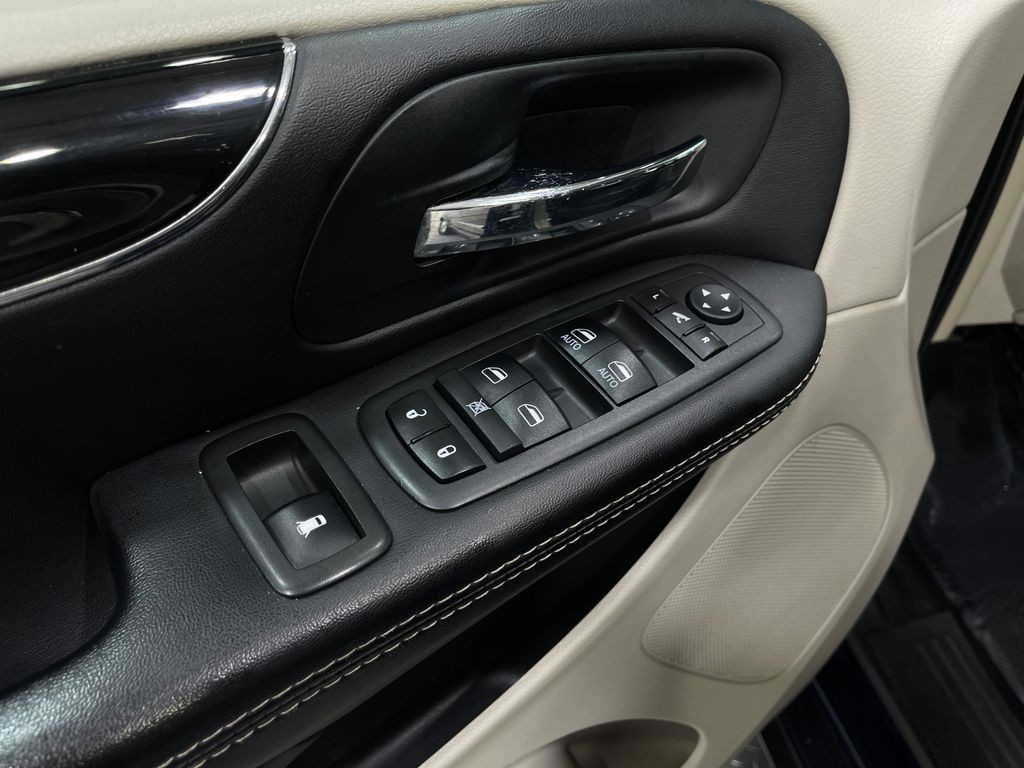 2014 Chrysler Town & Country Image 16