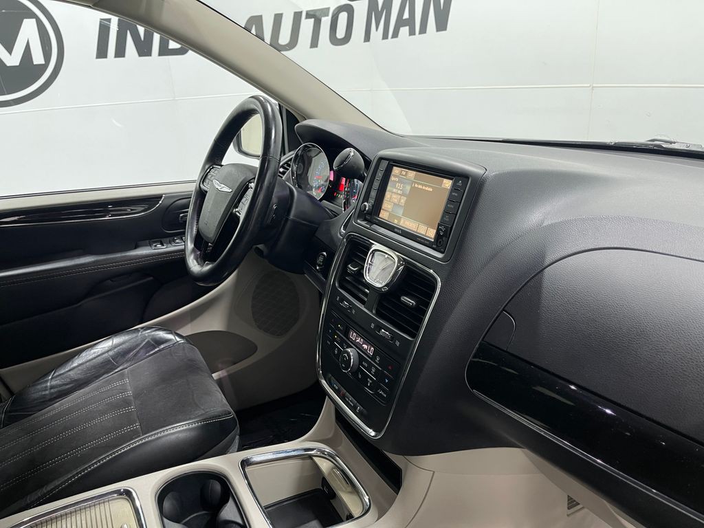 2014 Chrysler Town & Country Image 20
