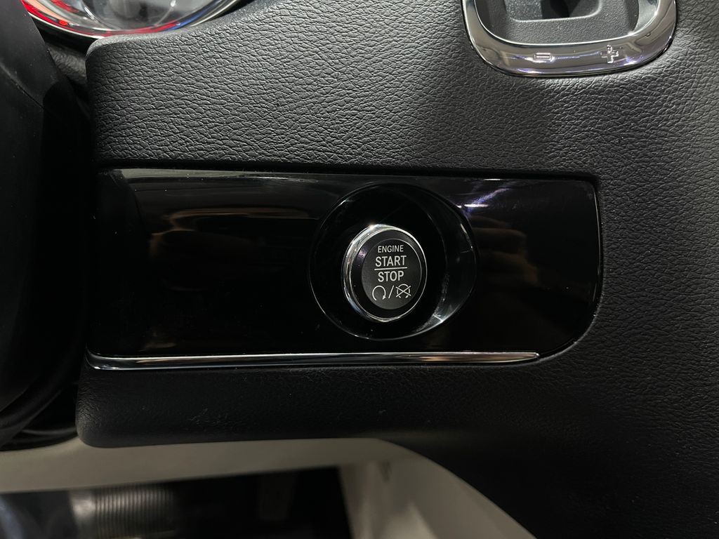 2014 Chrysler Town & Country Image 21