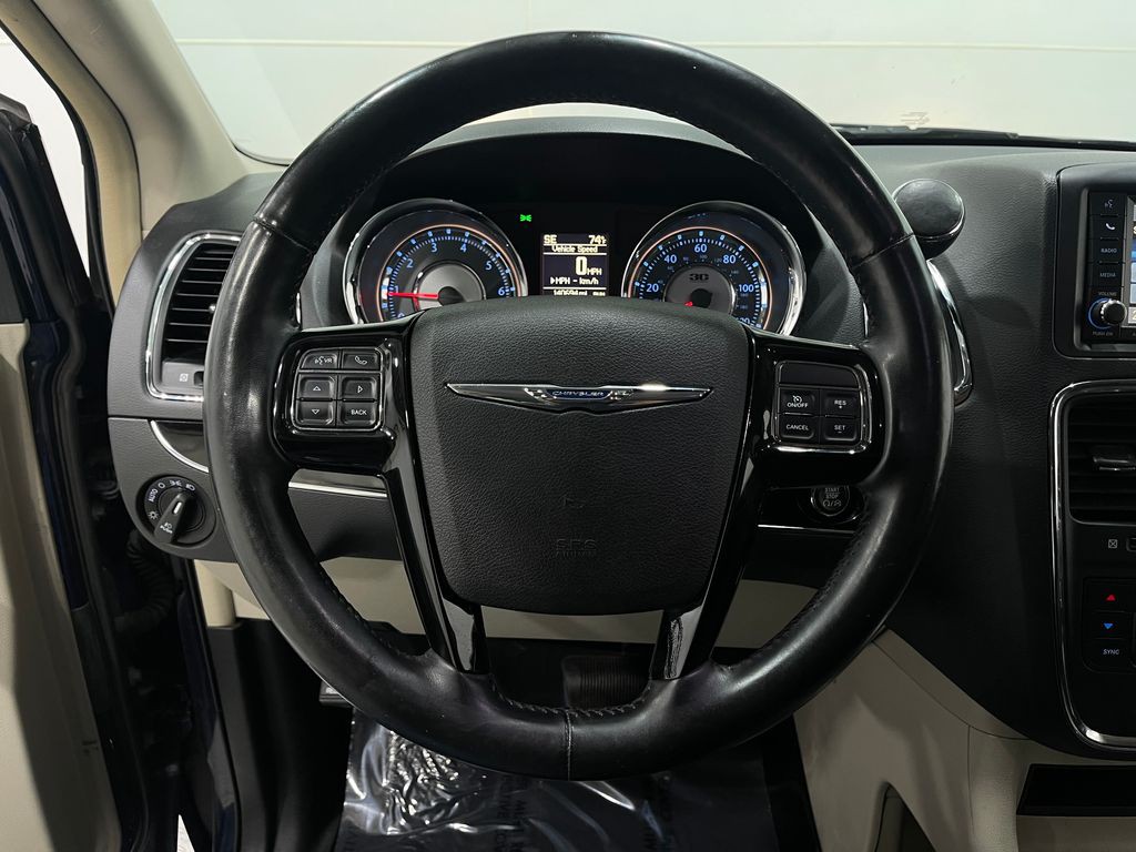 2014 Chrysler Town & Country Image 22