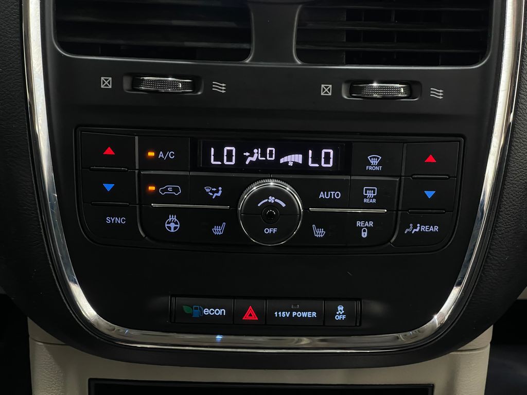 2014 Chrysler Town & Country Image 25