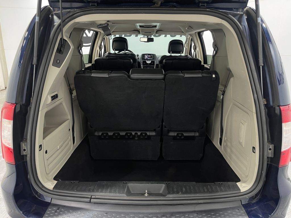 2014 Chrysler Town & Country Image 26