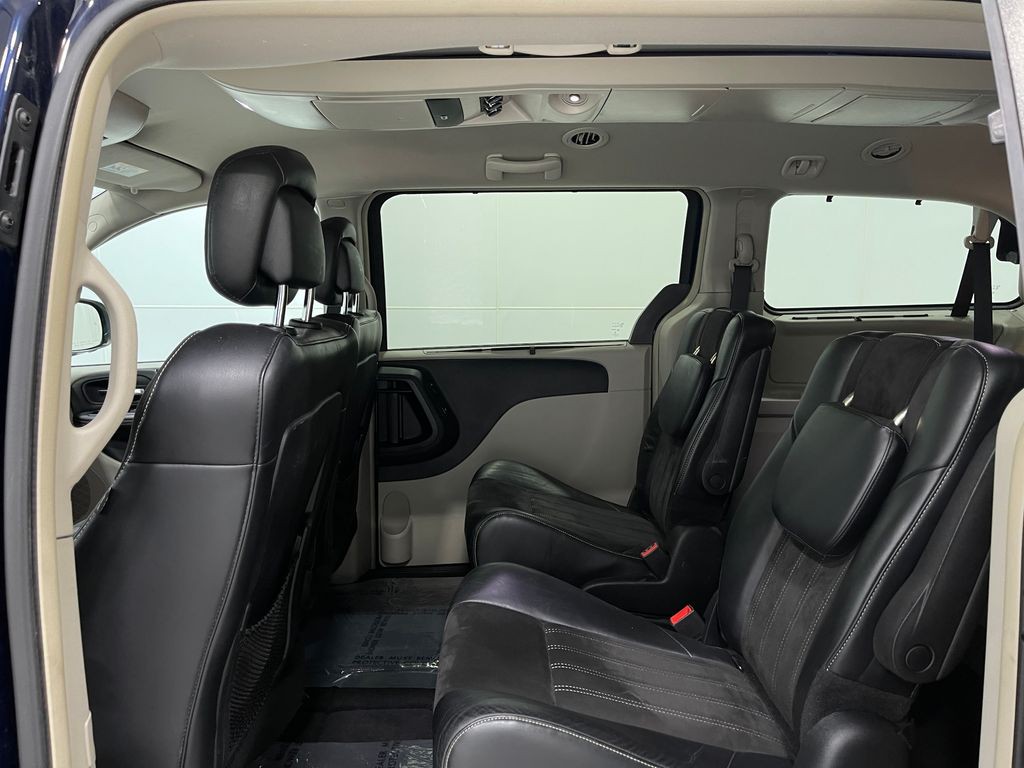 2014 Chrysler Town & Country Image 30