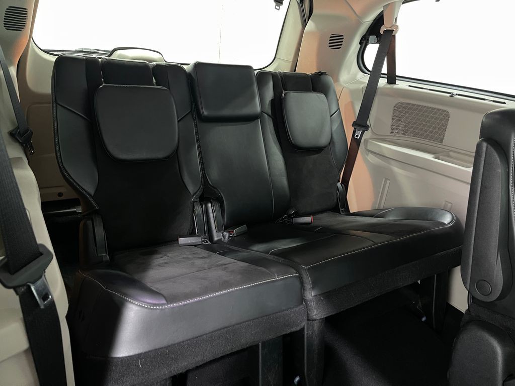 2014 Chrysler Town & Country Image 32