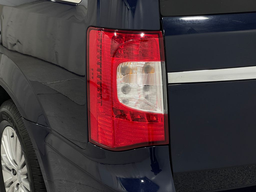 2014 Chrysler Town & Country Image 36
