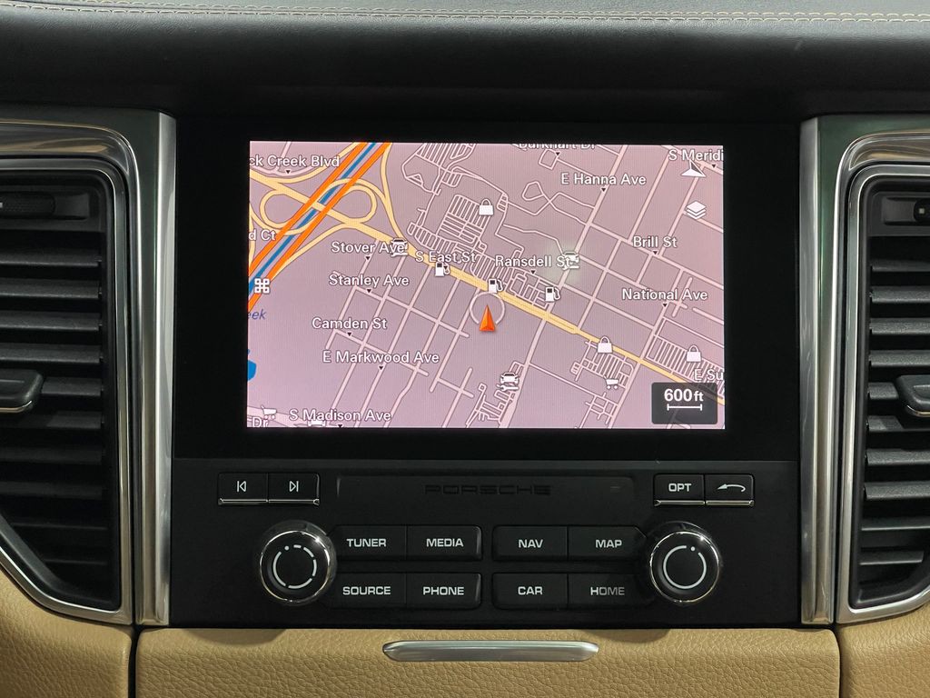 2017 Porsche Macan Image 10