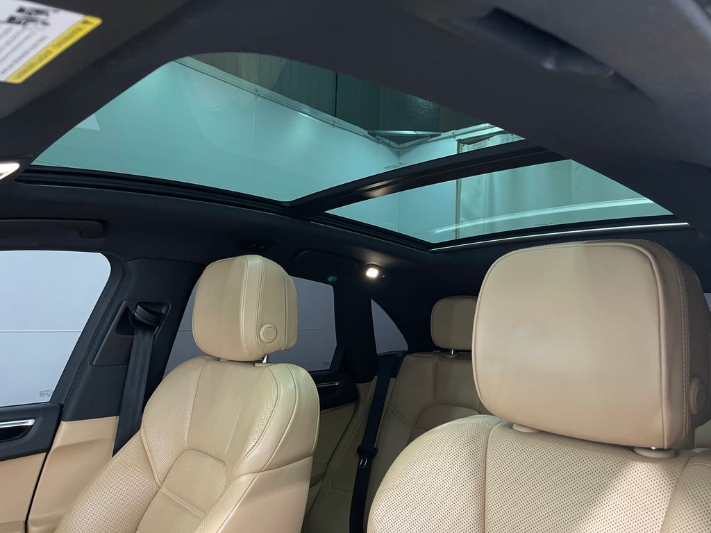 2017 Porsche Macan Image 11