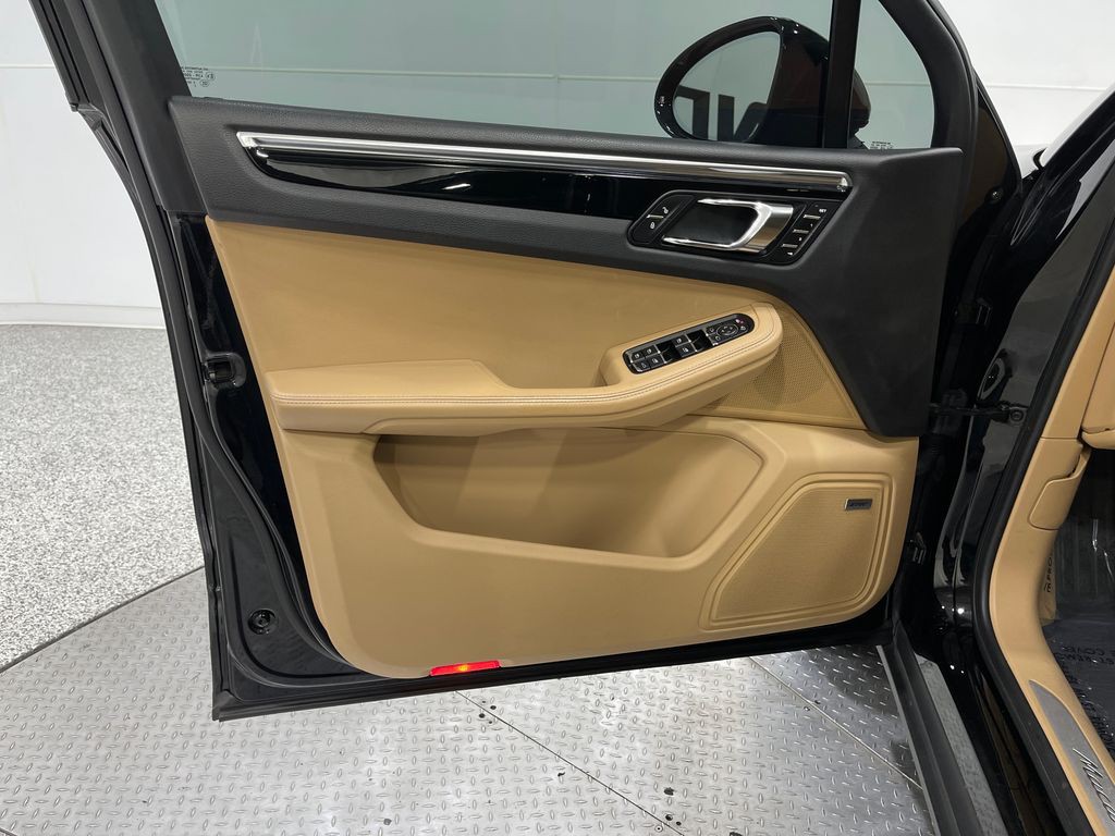 2017 Porsche Macan Image 15