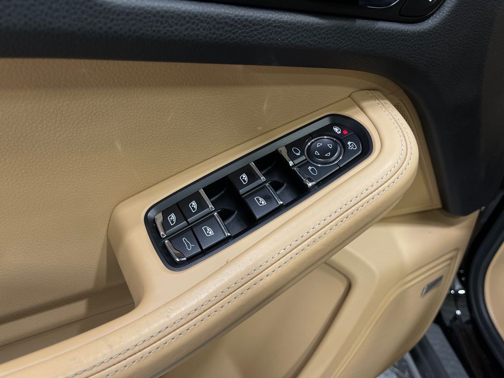 2017 Porsche Macan Image 16