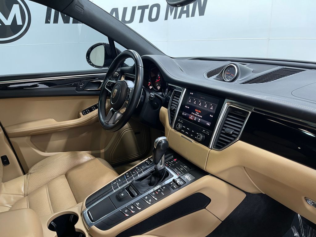 2017 Porsche Macan Image 20