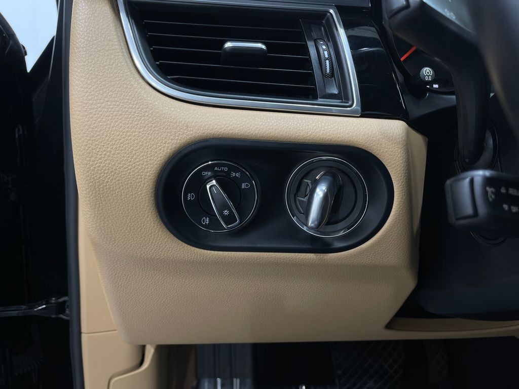 2017 Porsche Macan Image 21