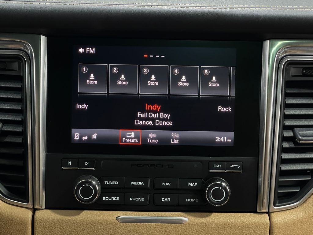 2017 Porsche Macan Image 24