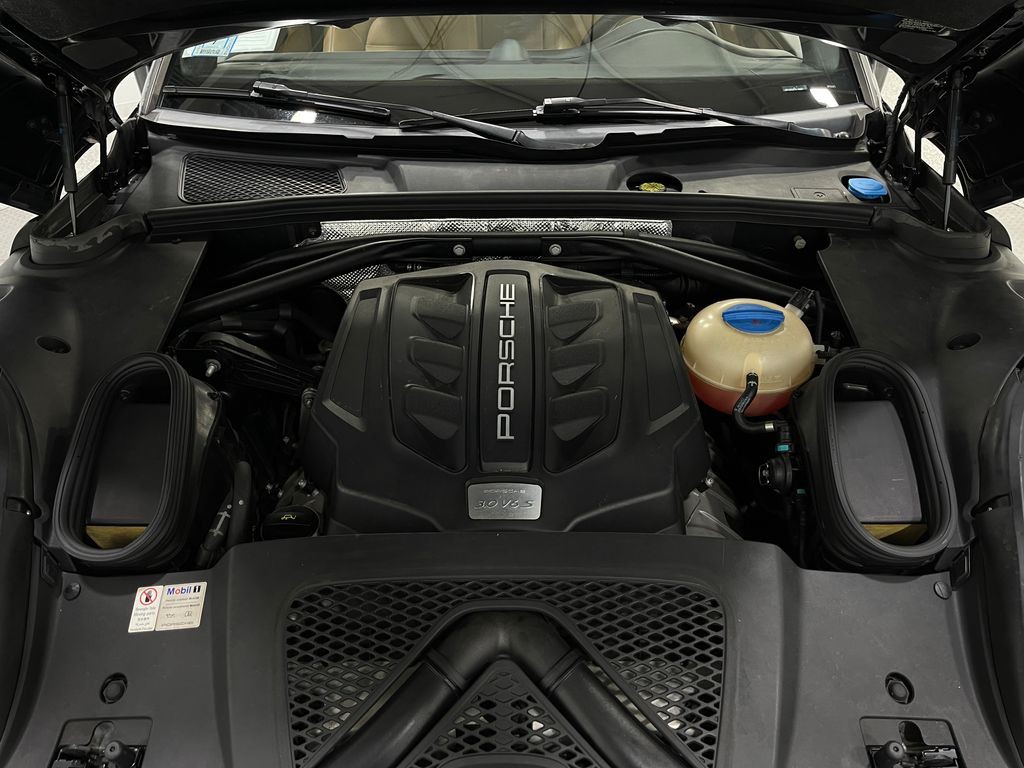 2017 Porsche Macan Image 26