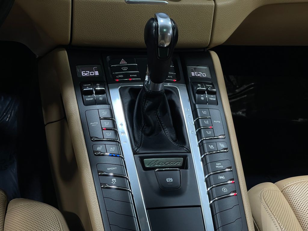 2017 Porsche Macan Image 28