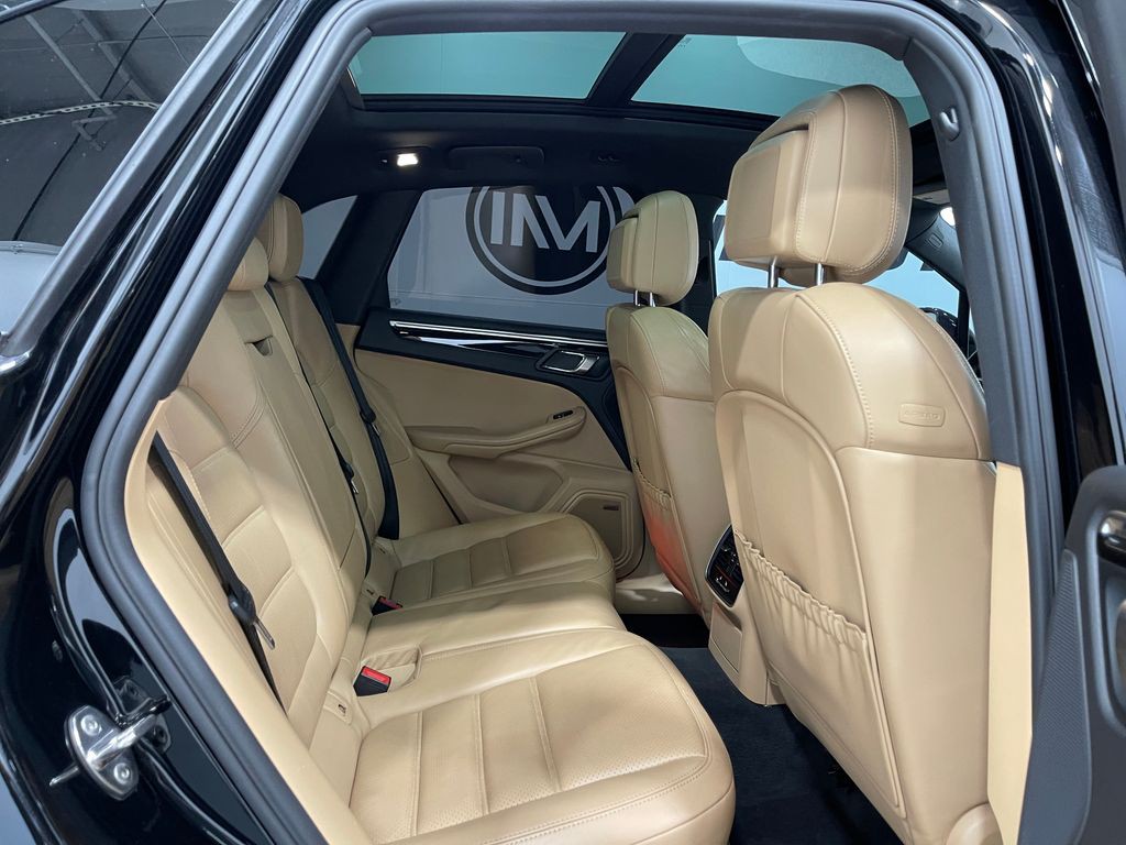 2017 Porsche Macan Image 30
