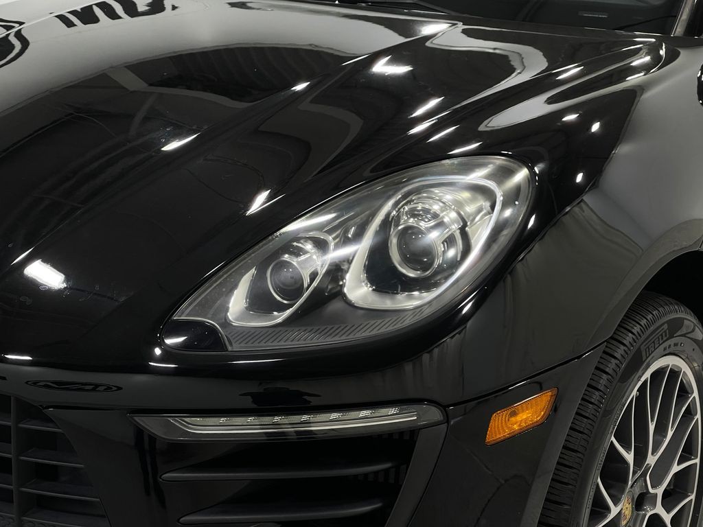 2017 Porsche Macan Image 32