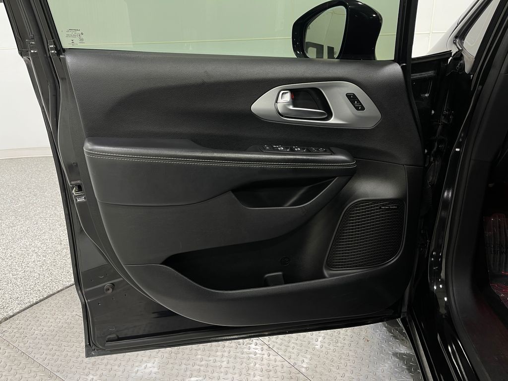 2019 Chrysler Pacifica Image 17