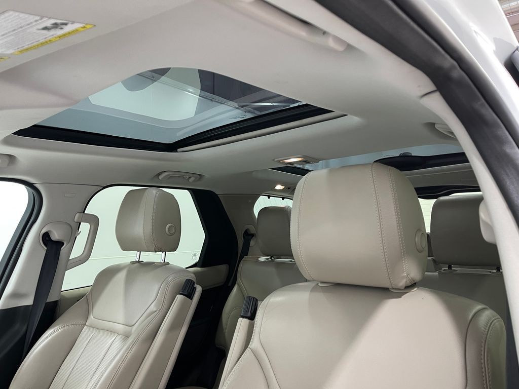 2018 Land Rover Discovery Image 12