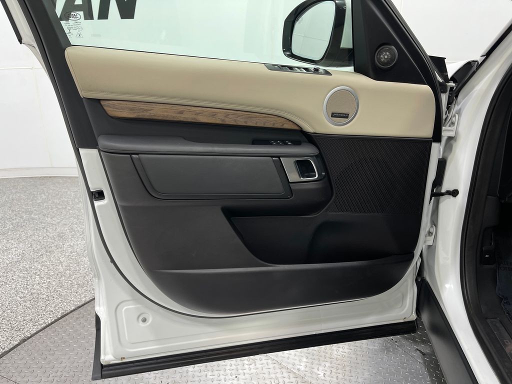 2018 Land Rover Discovery Image 16