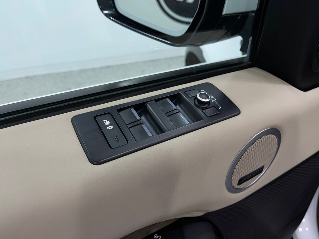 2018 Land Rover Discovery Image 17