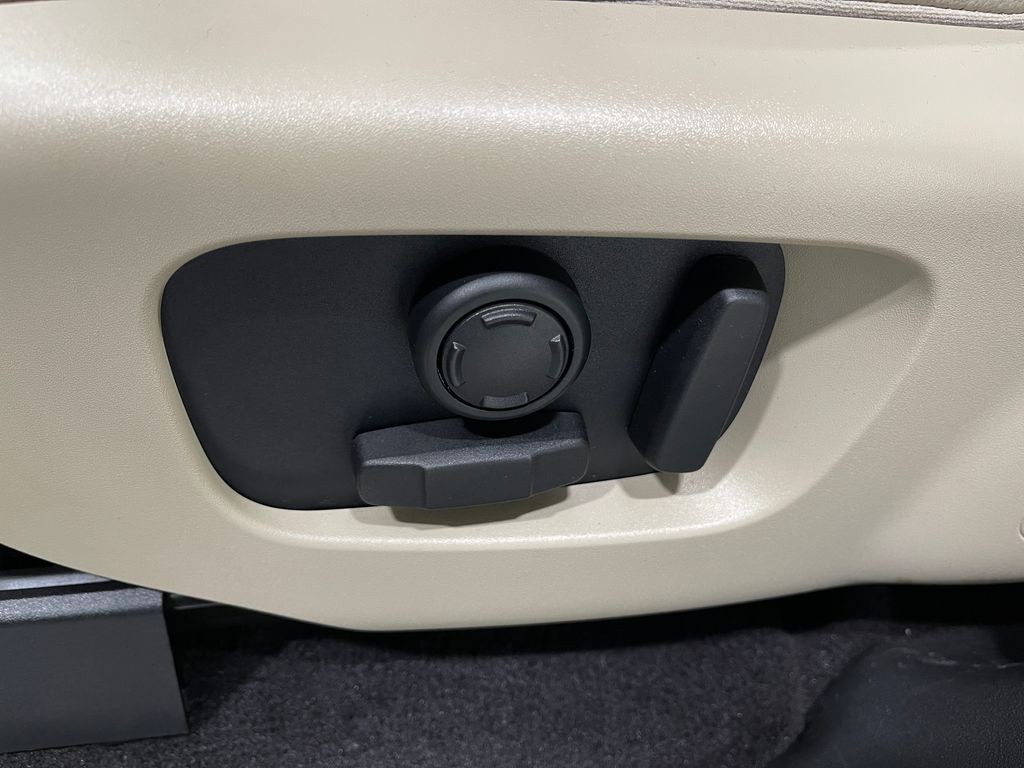 2018 Land Rover Discovery Image 18