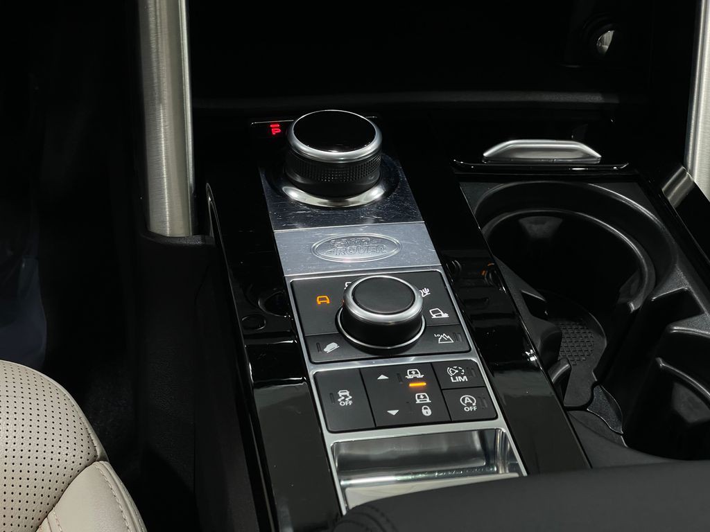 2018 Land Rover Discovery Image 30