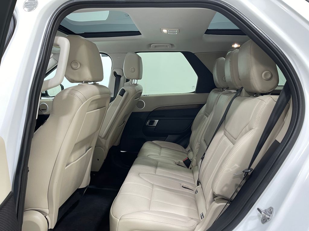 2018 Land Rover Discovery Image 31