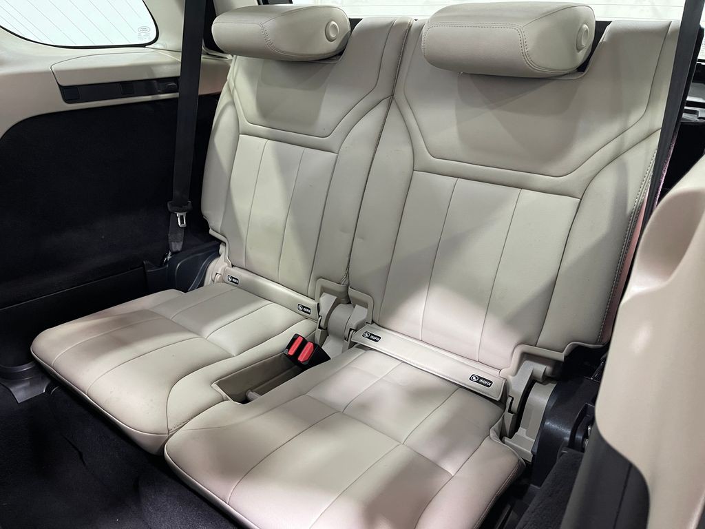 2018 Land Rover Discovery Image 32