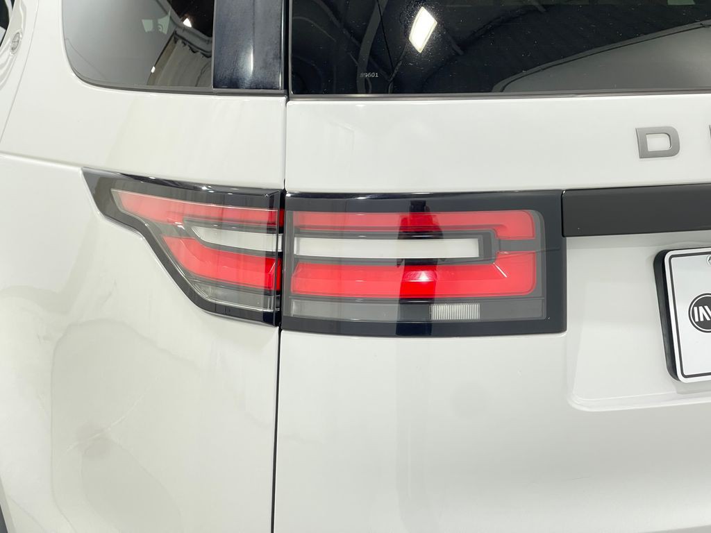 2018 Land Rover Discovery Image 37
