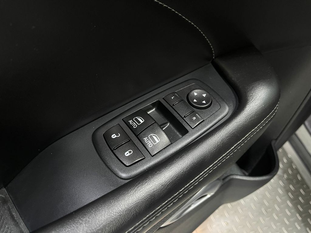 2016 Dodge Challenger Image 17