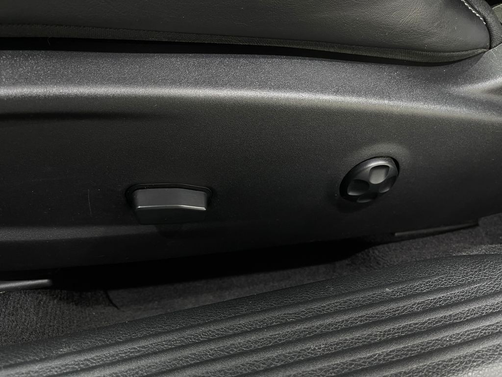 2016 Dodge Challenger Image 18
