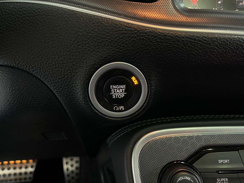 2016 Dodge Challenger Image 21