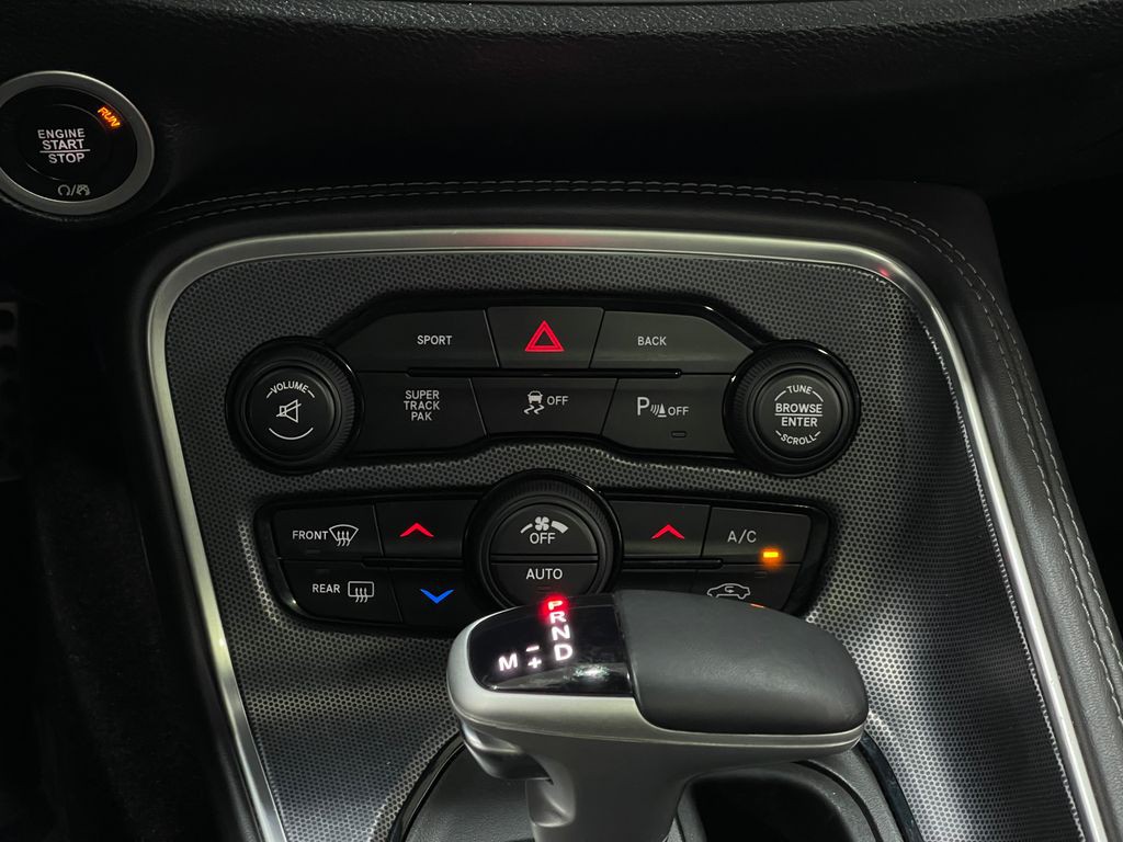 2016 Dodge Challenger Image 25