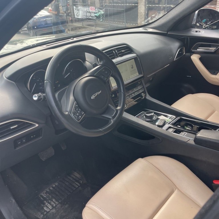 2020 Jaguar F-PACE Image 9