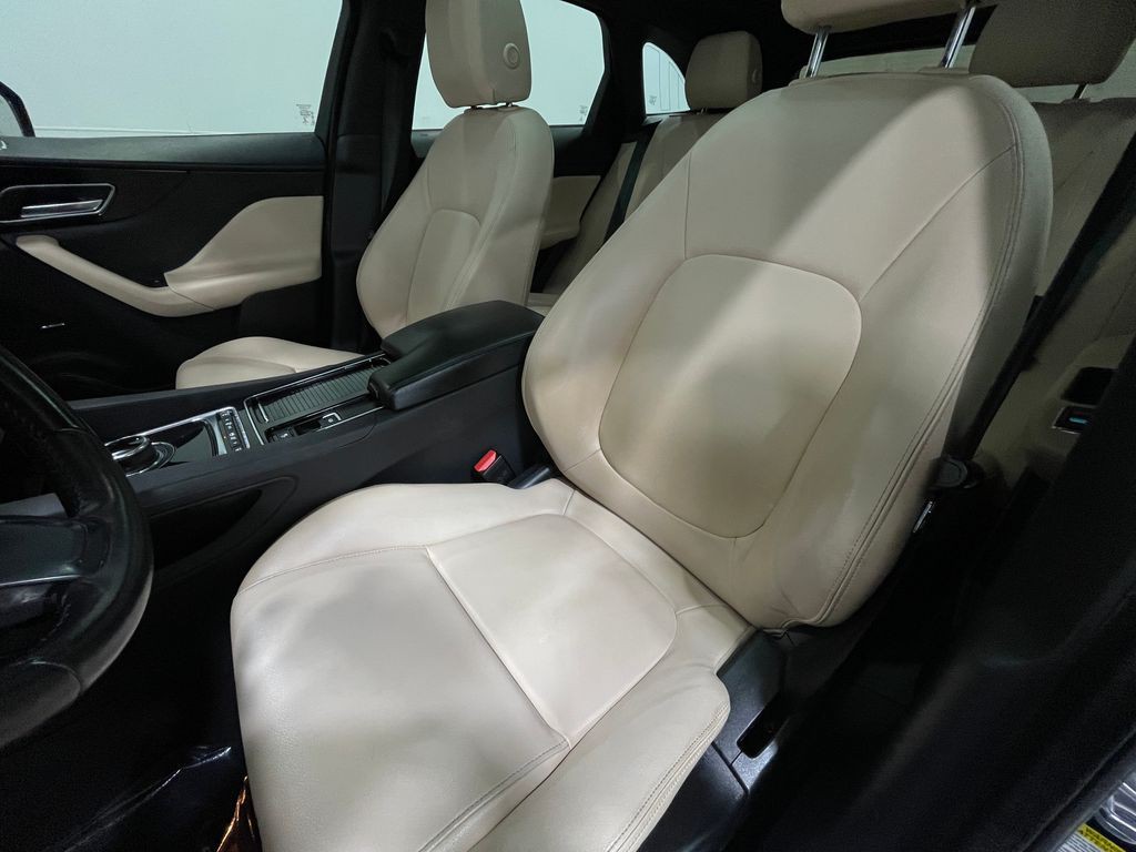 2020 Jaguar F-PACE Image 15