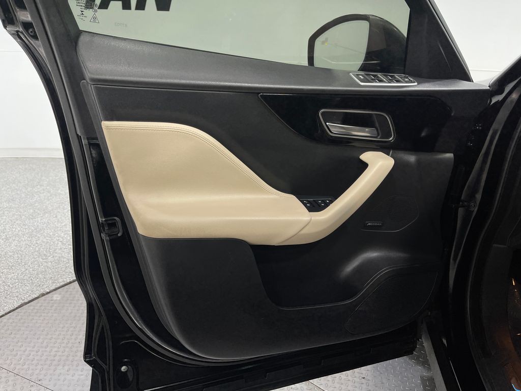 2020 Jaguar F-PACE Image 16