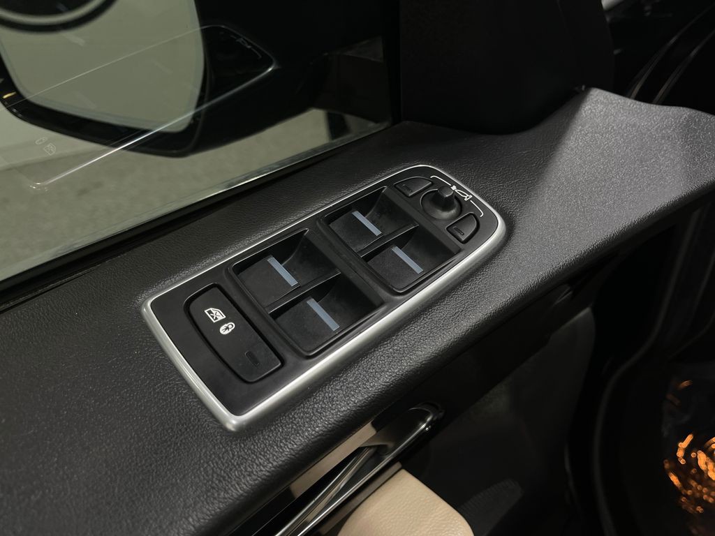 2020 Jaguar F-PACE Image 17