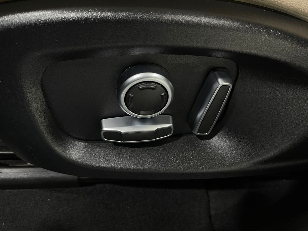 2020 Jaguar F-PACE Image 18