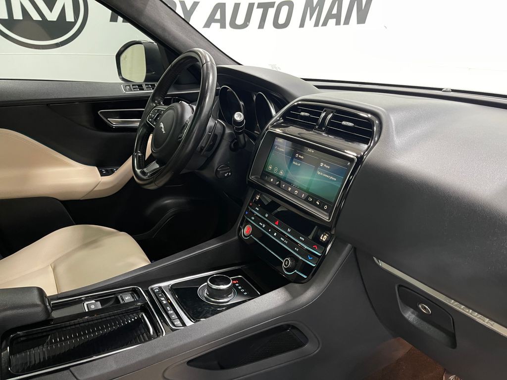 2020 Jaguar F-PACE Image 21