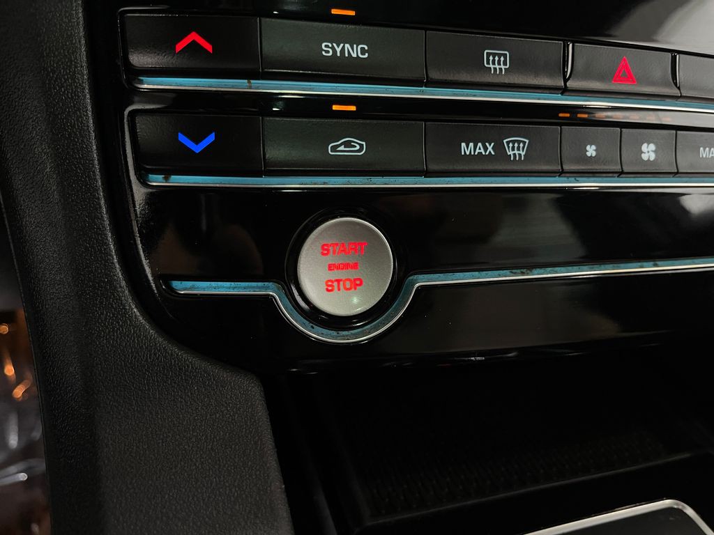 2020 Jaguar F-PACE Image 22