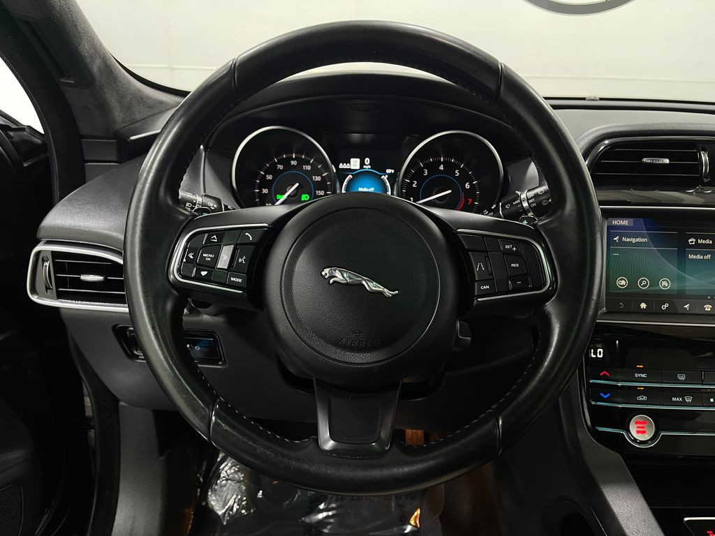 2020 Jaguar F-PACE Image 23