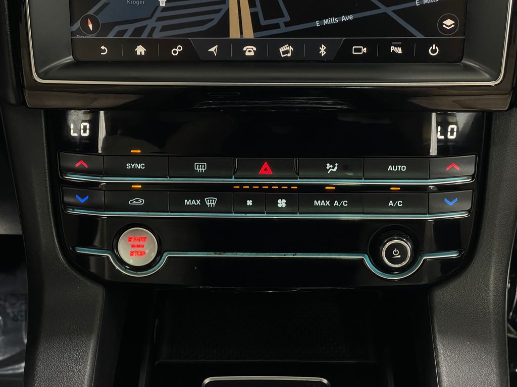 2020 Jaguar F-PACE Image 26