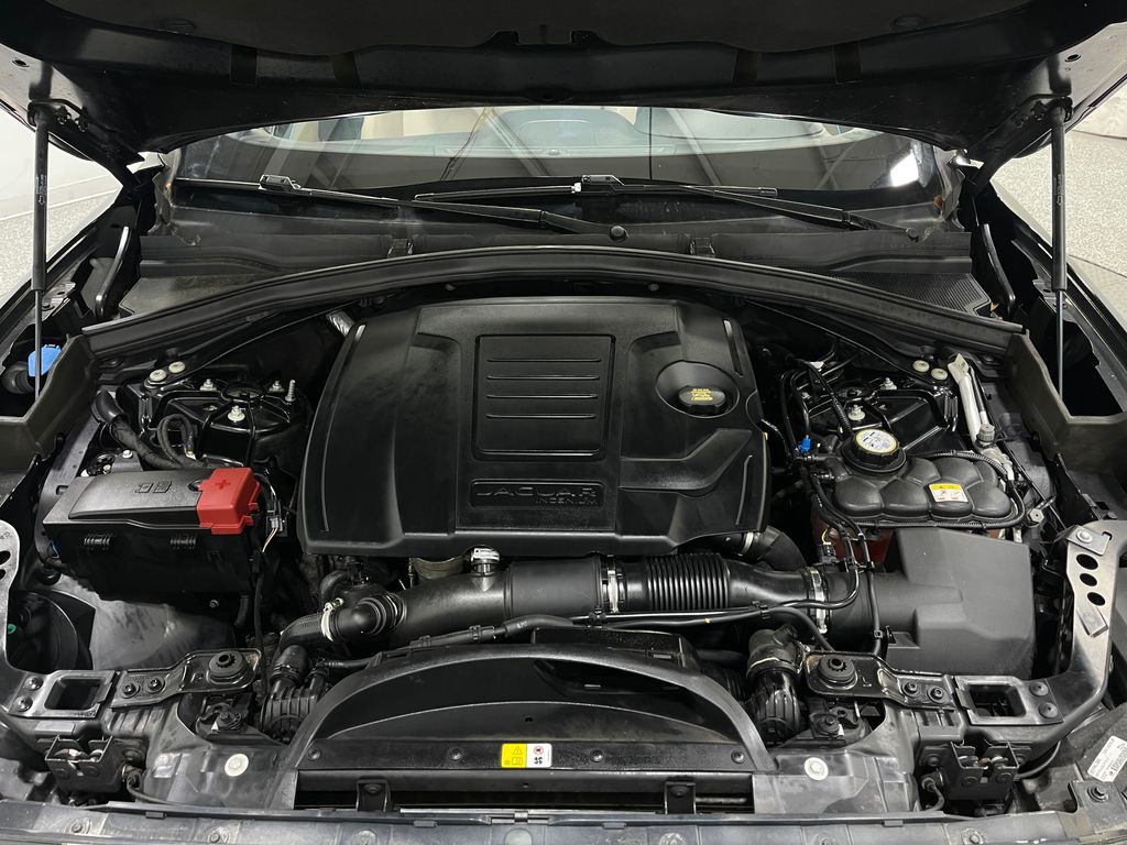 2020 Jaguar F-PACE Image 28