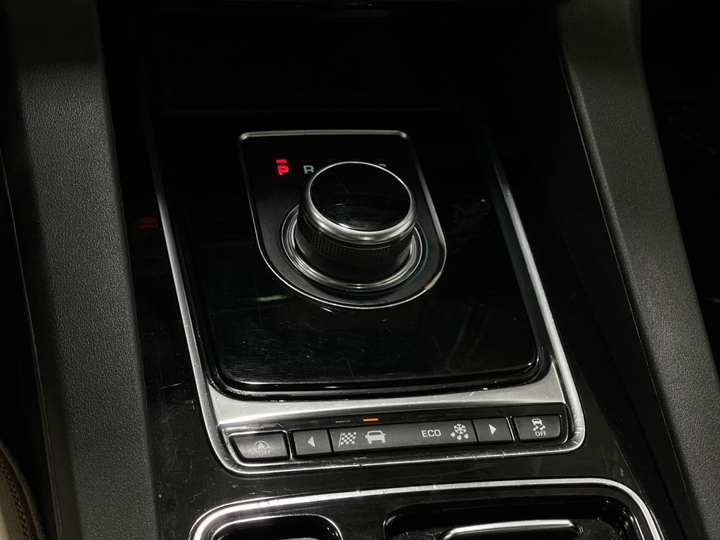 2020 Jaguar F-PACE Image 30