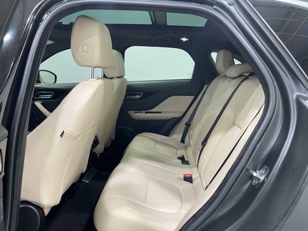 2020 Jaguar F-PACE Image 31