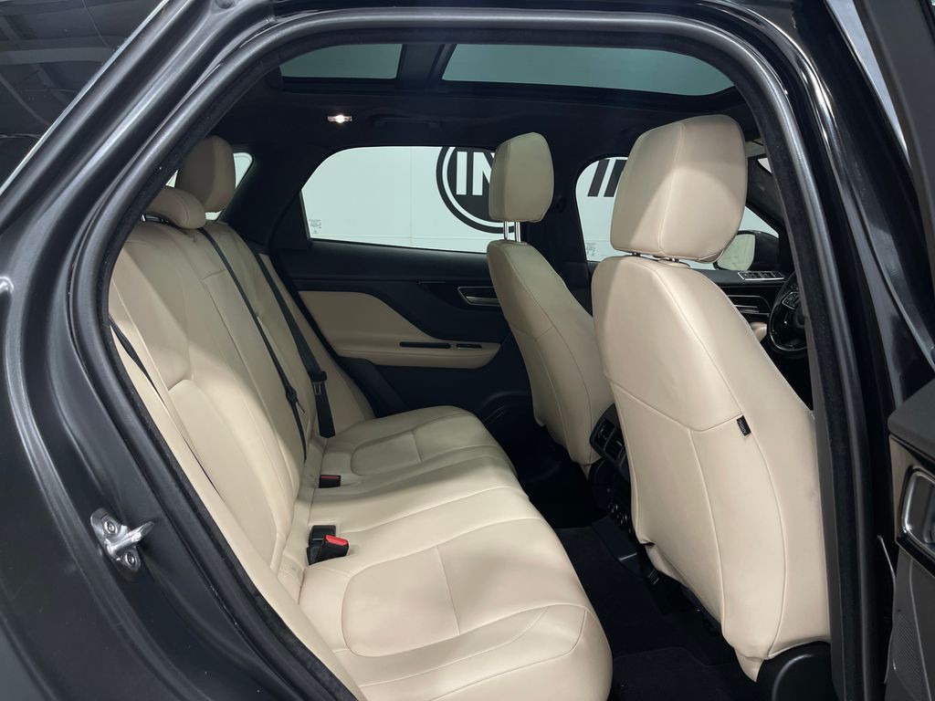 2020 Jaguar F-PACE Image 32