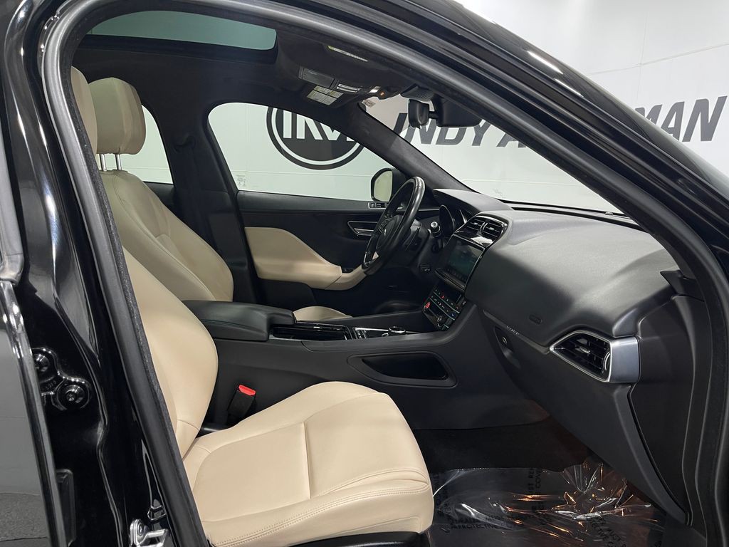 2020 Jaguar F-PACE Image 33